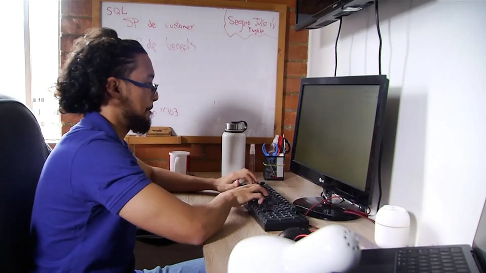 Nearly 2,000 people in Medellín have already earned certifications in artificial intelligence thanks to a partnership driving digital transformation.