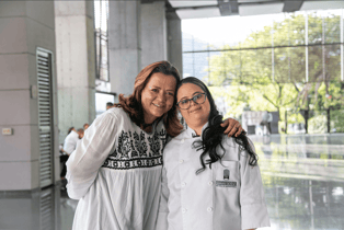 Laura demuestra que la discapacidad no es un obstáculo ni para graduarse ni para emprender