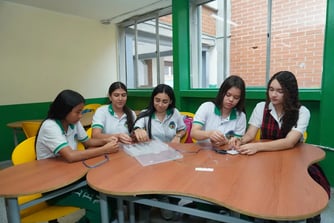 Estudiantes de Medellín crean sistema sostenible que aprovecha agua lluvia para cultivar alimentos