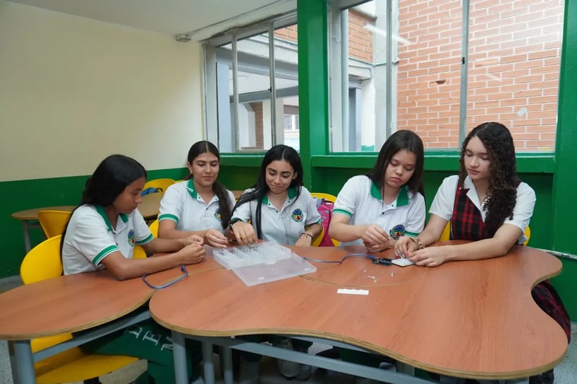 Medellín students create a sustainable system that uses rainwater to grow food