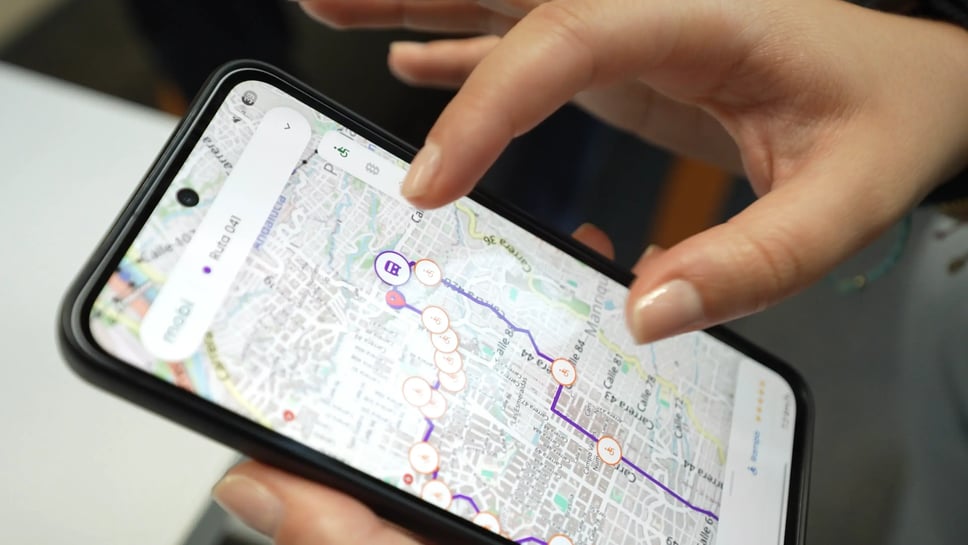 En Medellín crean dos plataformas con inteligencia artificial para facilitar los viajes de personas con movilidad reducida