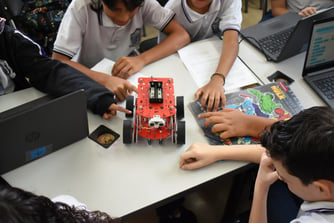 860 children from Medellín create solutions with GeneraciónTech