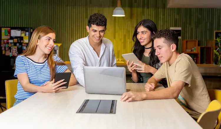 Jóvenes al frente de una computadora